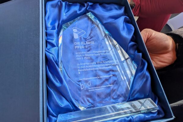 Pflegeklasse gewinnt den PflegeAzubi Award 2026